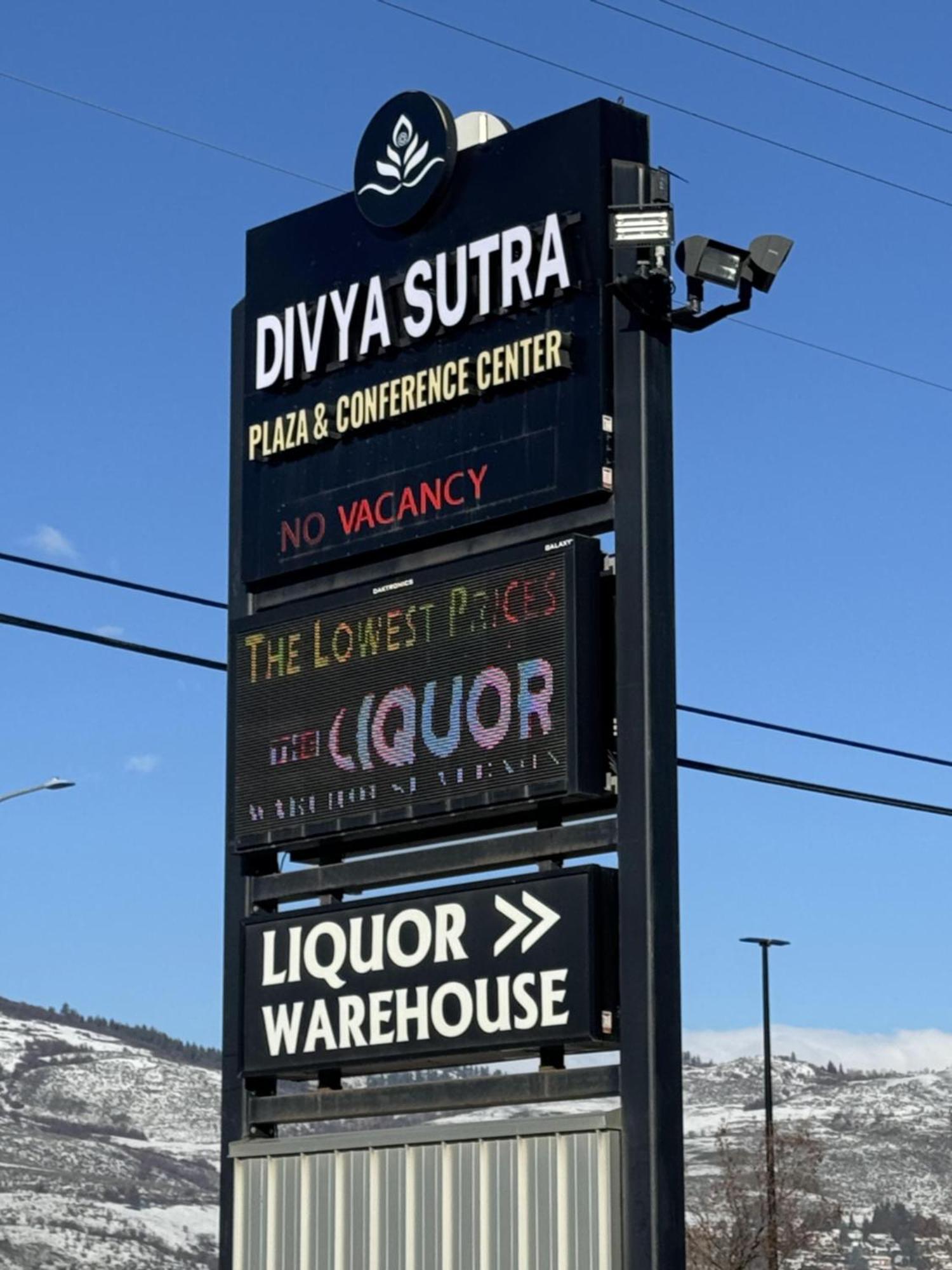 Divya Sutra Plaza And Conference Centre, Vernon, Bc Kültér fotó
