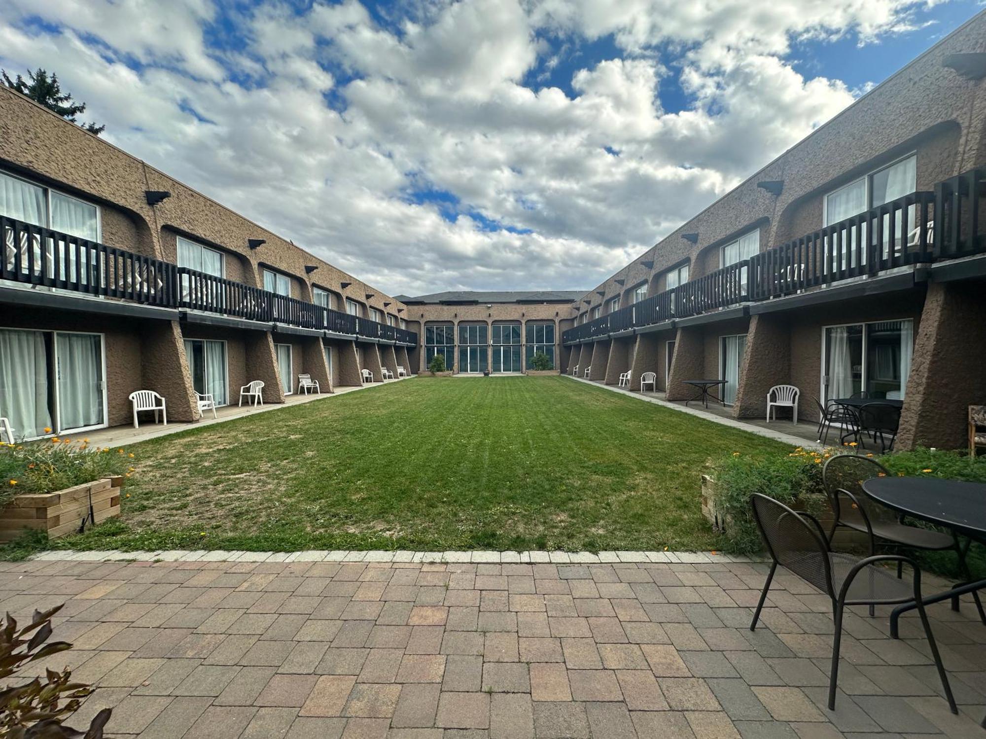 Divya Sutra Plaza And Conference Centre, Vernon, Bc Kültér fotó