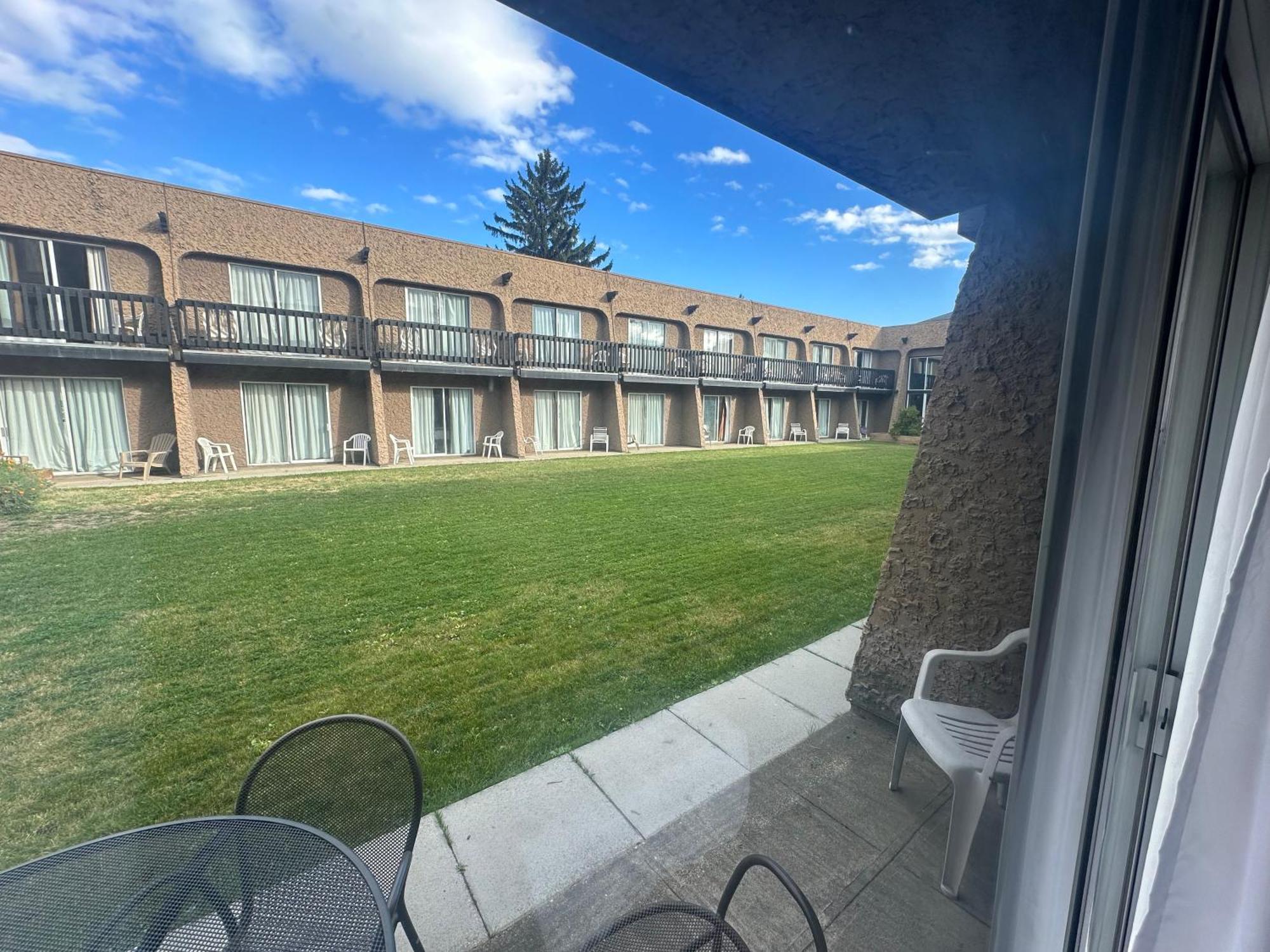 Divya Sutra Plaza And Conference Centre, Vernon, Bc Kültér fotó